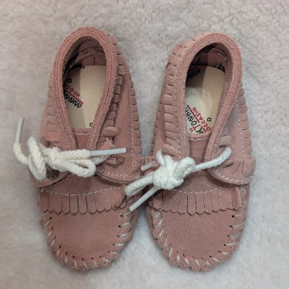 Minnetonka Toddler Size 3 Soft Pink Moccasins Fringe Suede Lace Tie